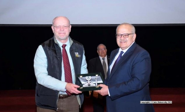 Prof. Grosse nimmt die Auszeichnung vom Präsidenten der Cairo University entgegen.