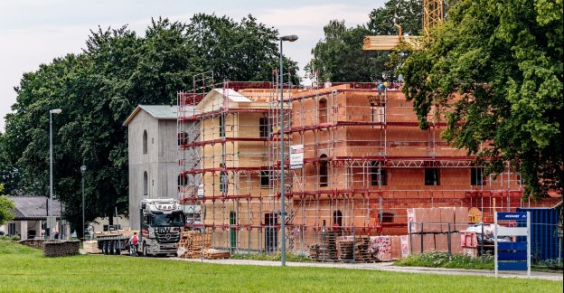 Drei Wohnhäuser in den Bauweisen wärmedämmendes Mauerwerk, Massivholz und Infraleichtbeton in Bad Aibling
